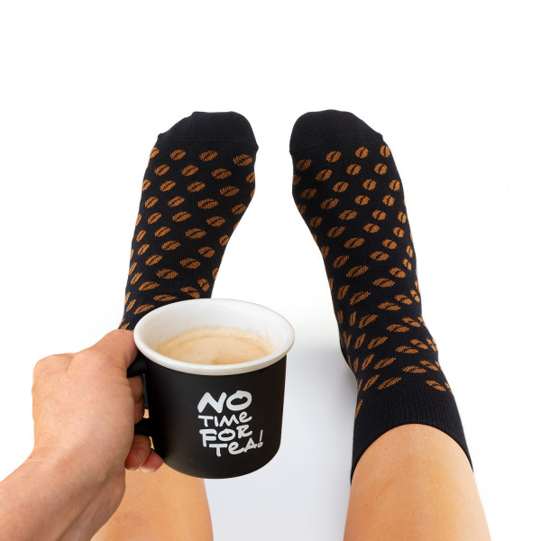 Kaffee Socke „Americano“ mit Tasse angezogen