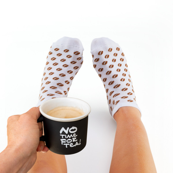 Kaffee Socke Sneaker „Latte Macchiato“ mit Tasse angezogen