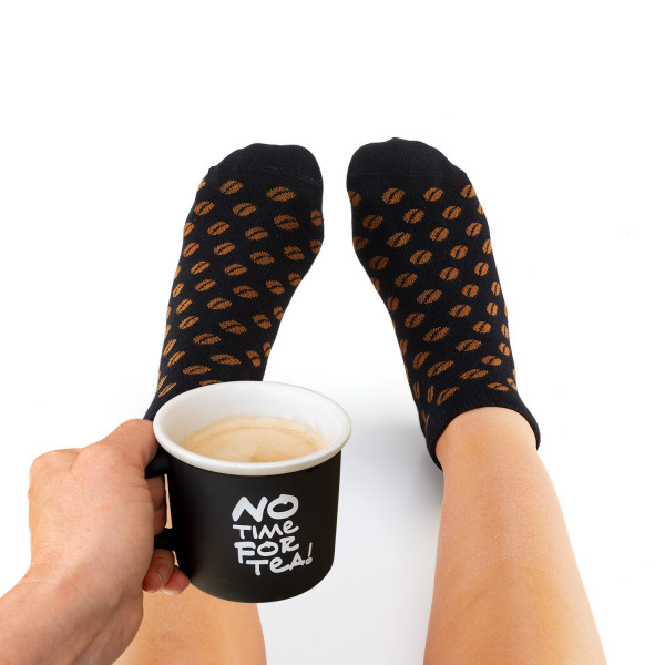 Kaffee Socke „Americano“ Sneaker mit Tasse angezogen