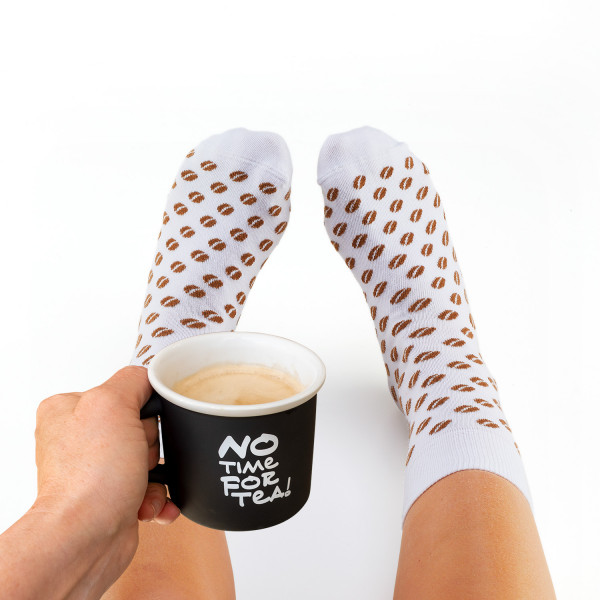 Kaffee Socke „Latte Macchiato“ mit Tasse angezogen